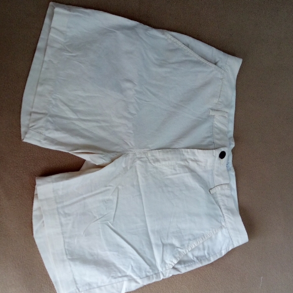 Amazon Essentials Women's Cream Shorts - Picture 1 of 4